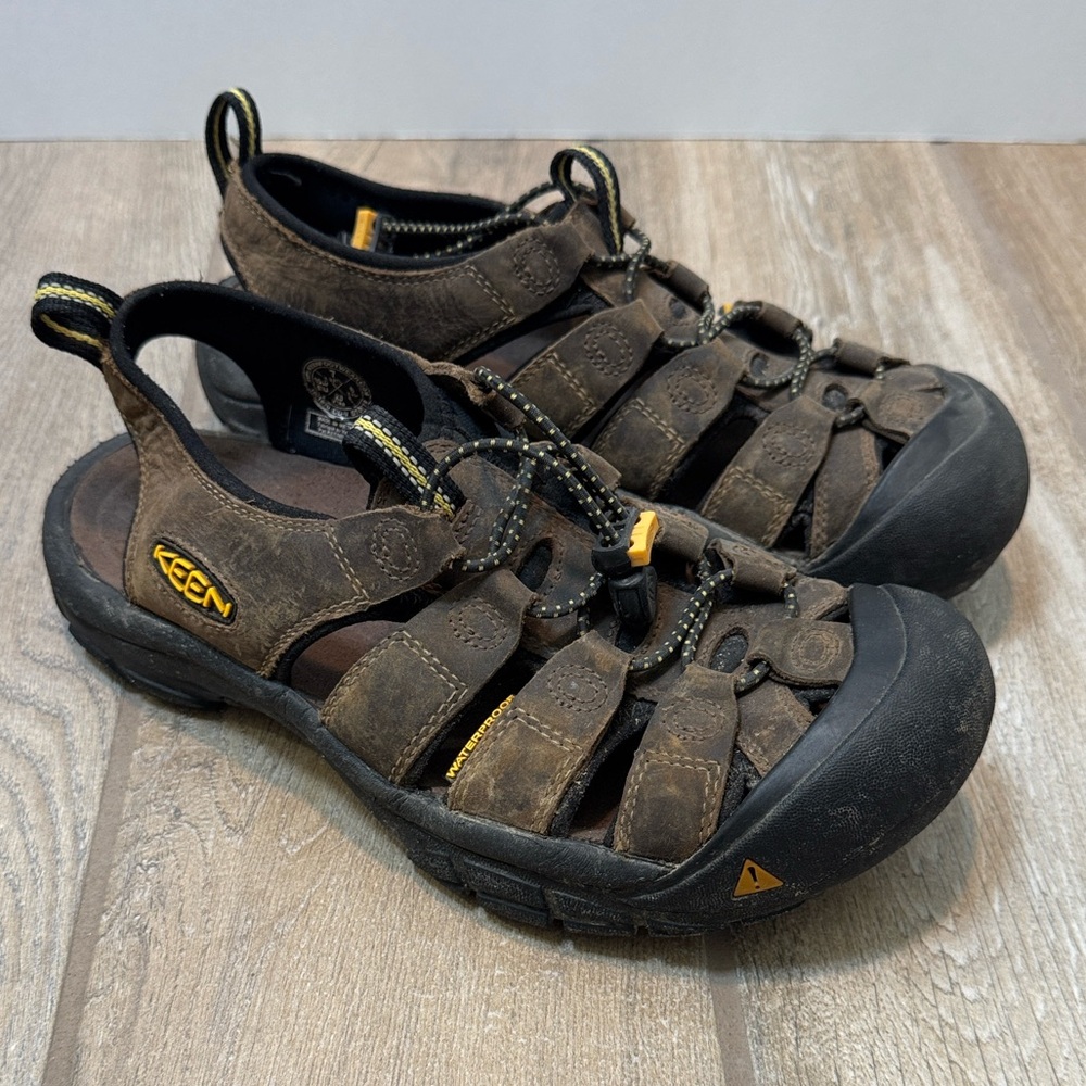 Keen Men’s Dark Brown Newport Leather Sandals with Black Soles Size 7
